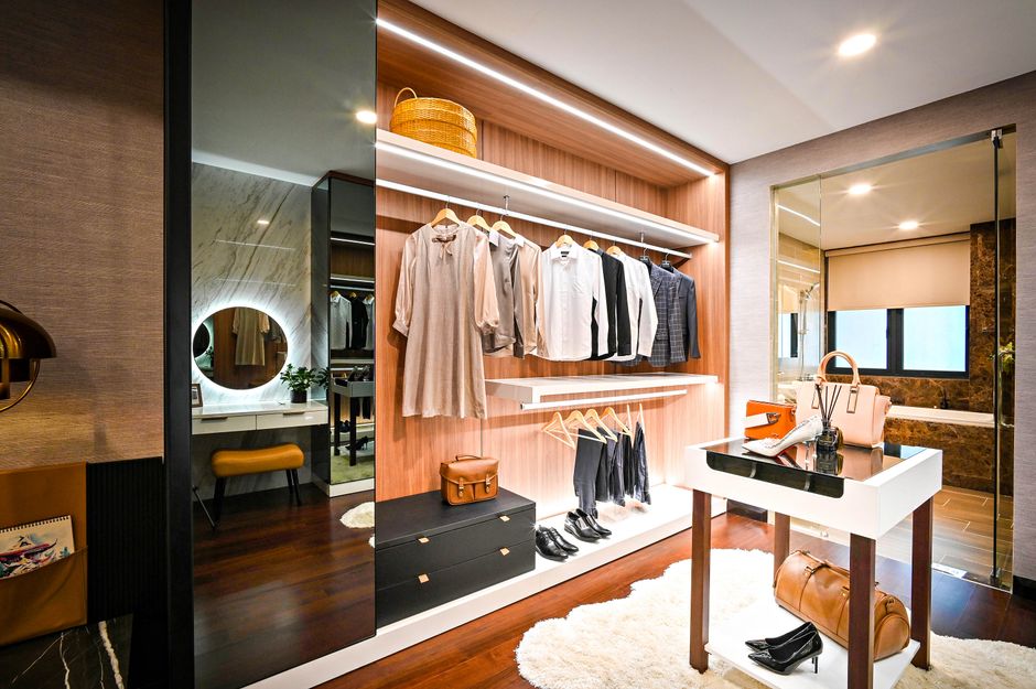 Luxury walk-in closet design
